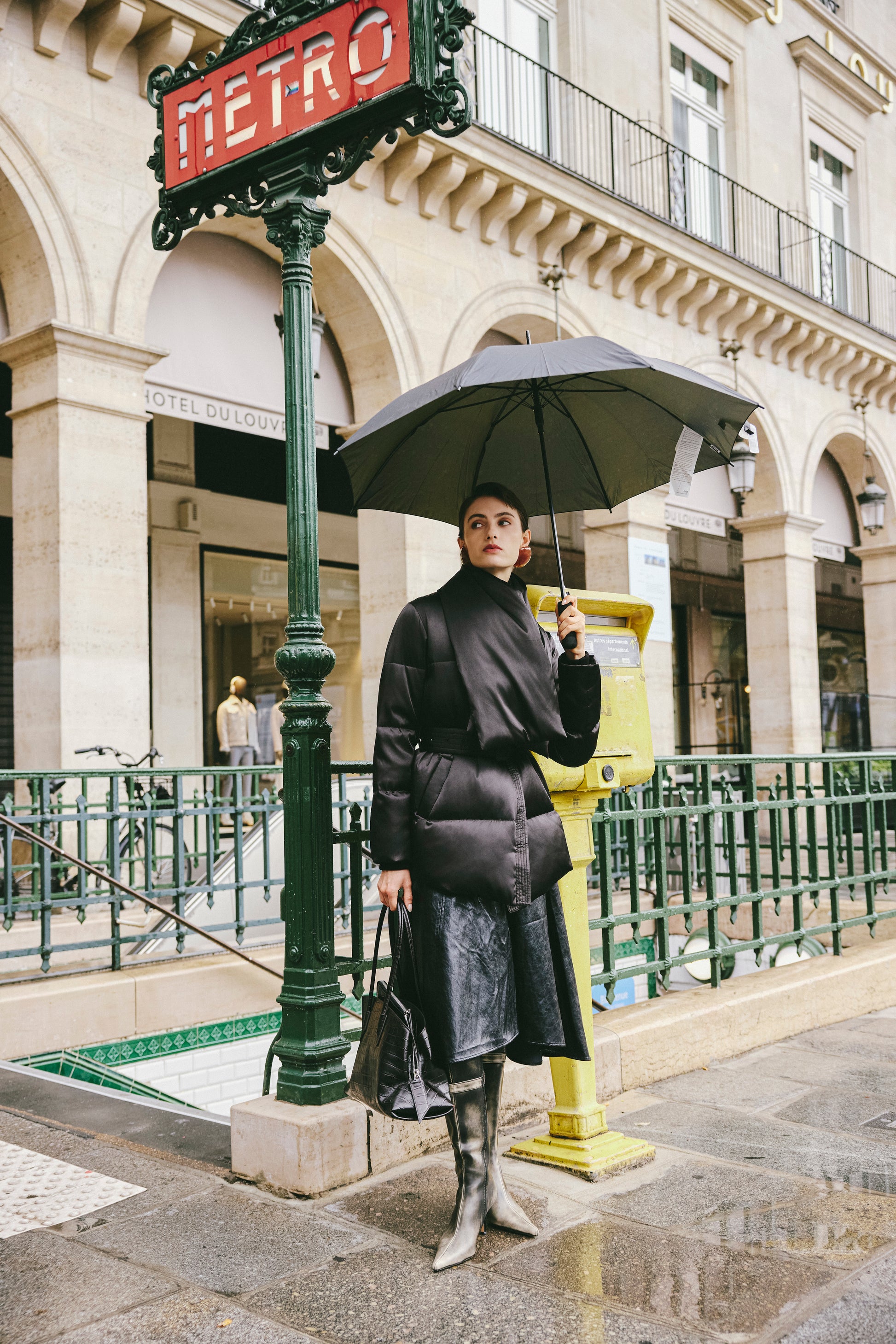 Short-Shell Silhouette White Goose Down Coat with Detachable Magnetic Collar