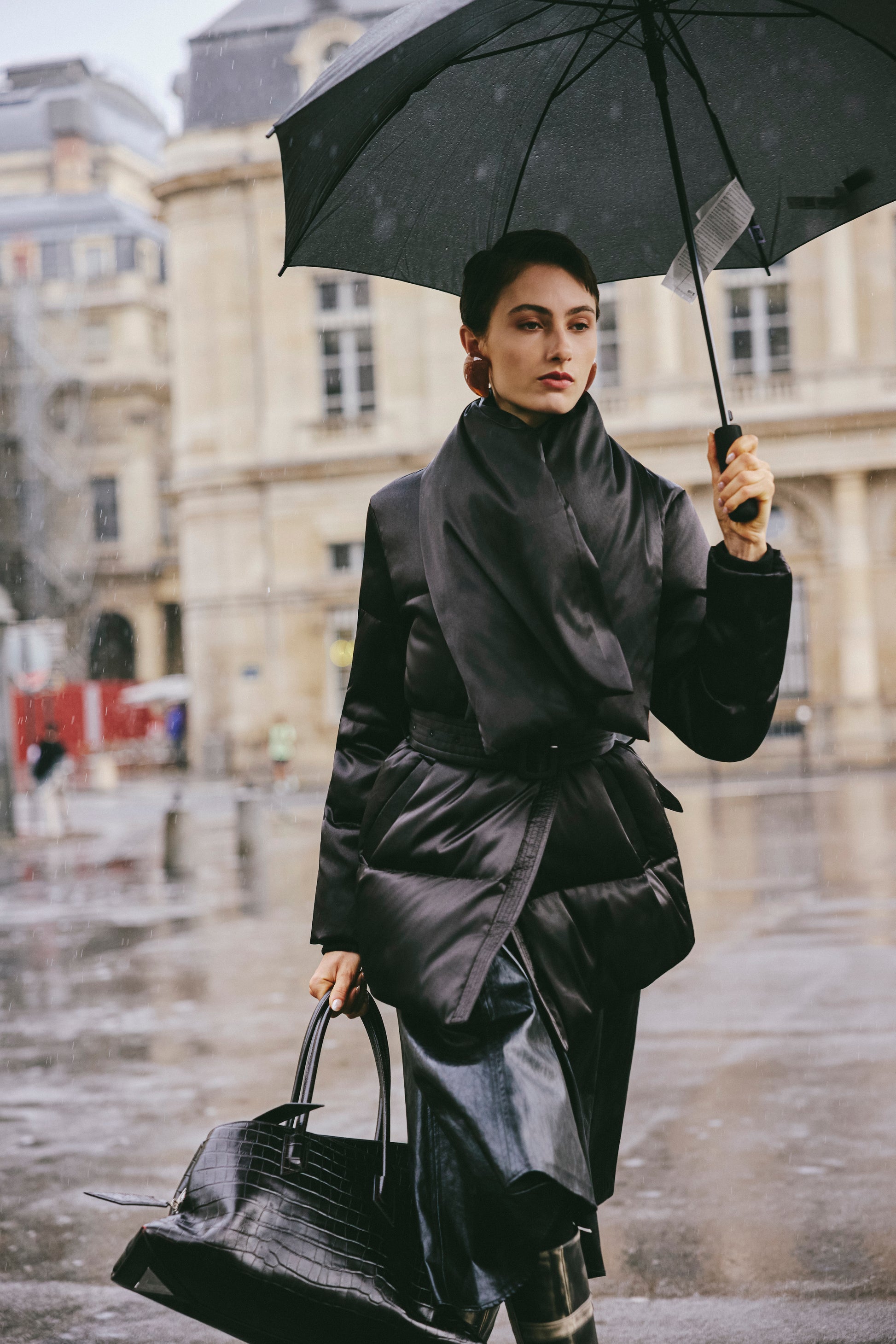 Short-Shell Silhouette White Goose Down Coat with Detachable Magnetic Collar