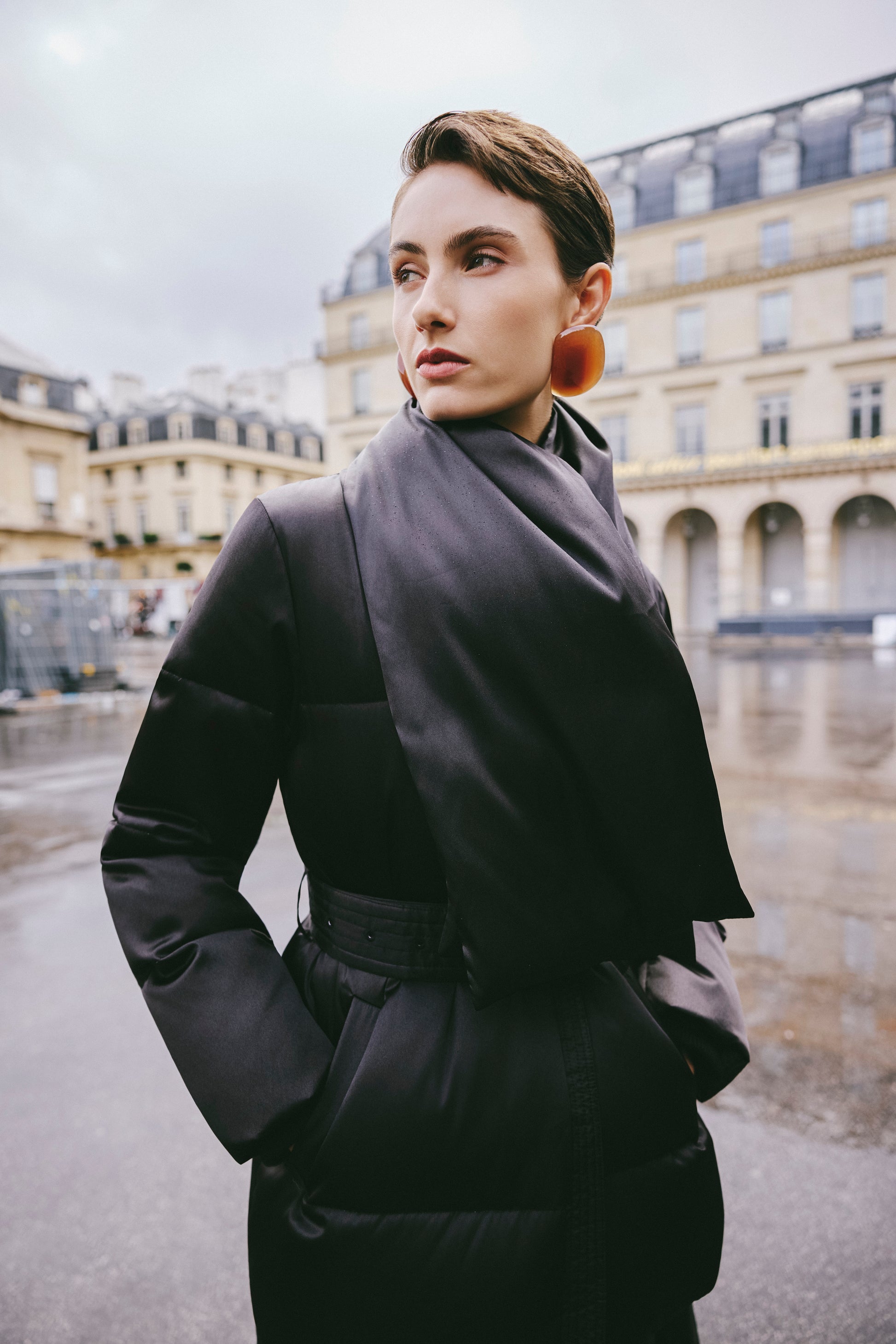 Short-Shell Silhouette White Goose Down Coat with Detachable Magnetic Collar