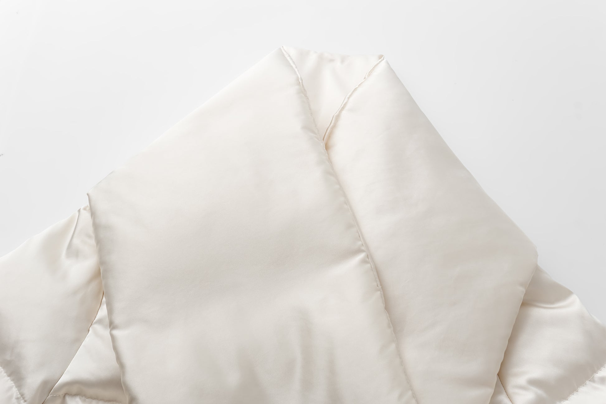 Short-Shell Silhouette White Goose Down Coat with Detachable Magnetic Collar