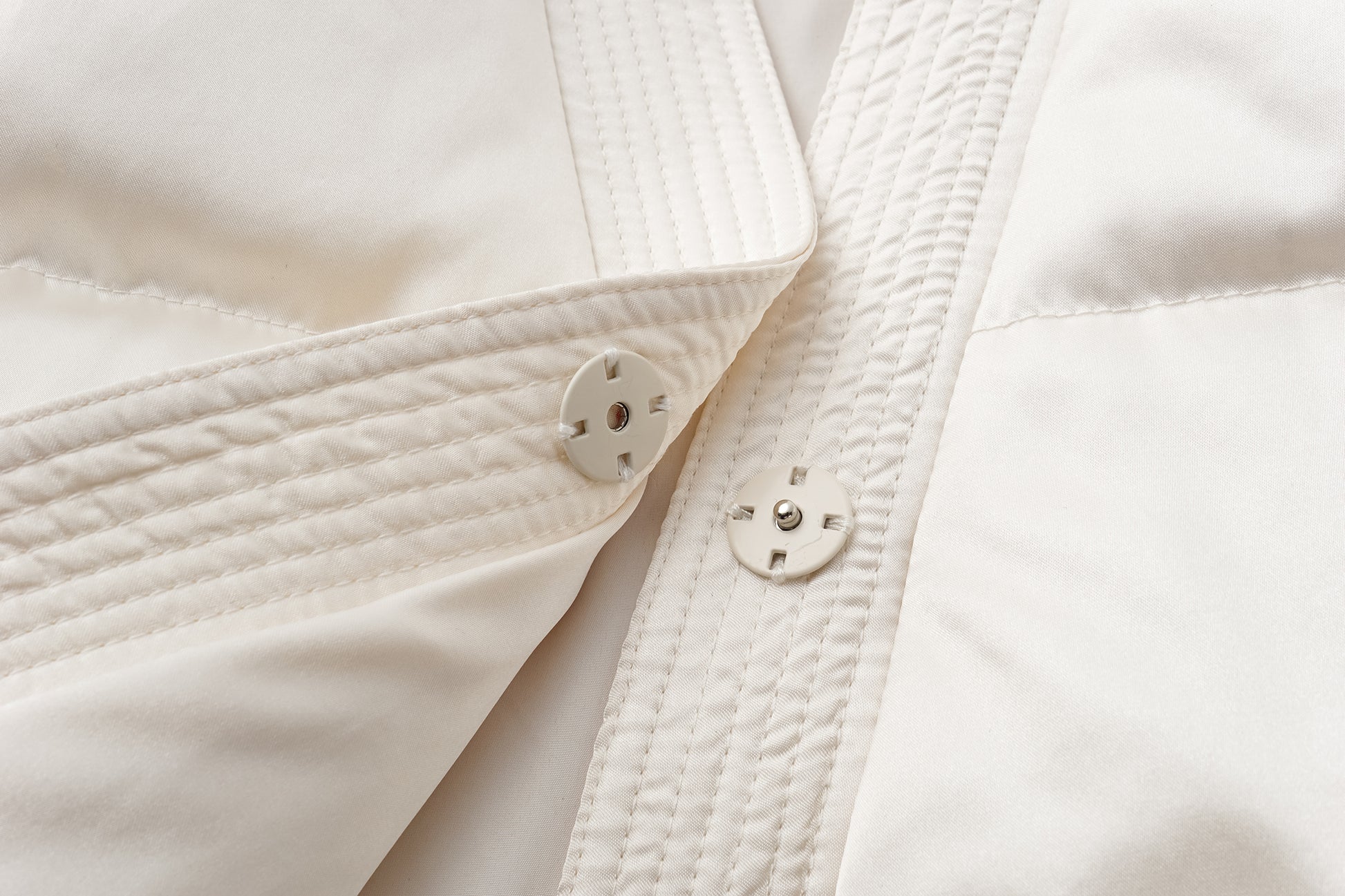 Short-Shell Silhouette White Goose Down Coat with Detachable Magnetic Collar