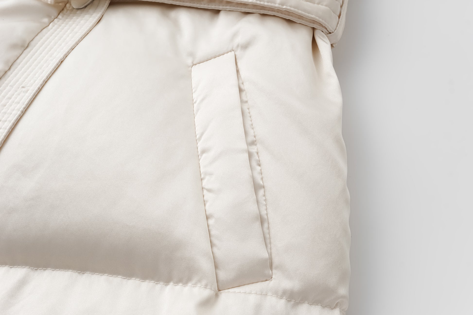 Short-Shell Silhouette White Goose Down Coat with Detachable Magnetic Collar