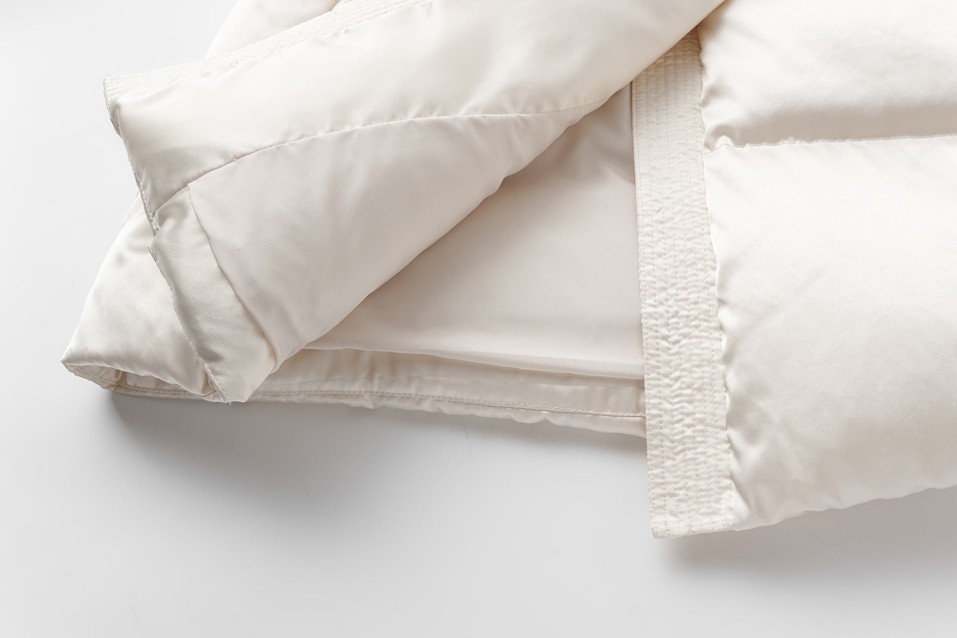 Short-Shell Silhouette White Goose Down Coat with Detachable Magnetic Collar