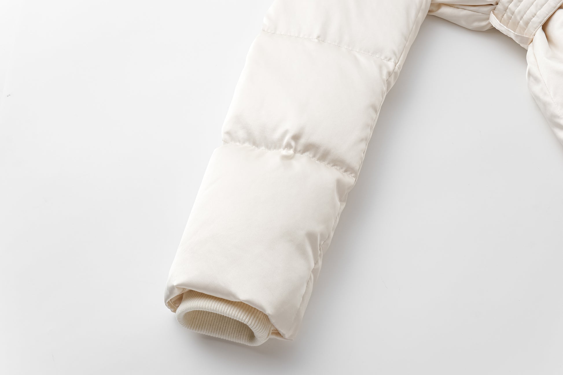 Short-Shell Silhouette White Goose Down Coat with Detachable Magnetic Collar