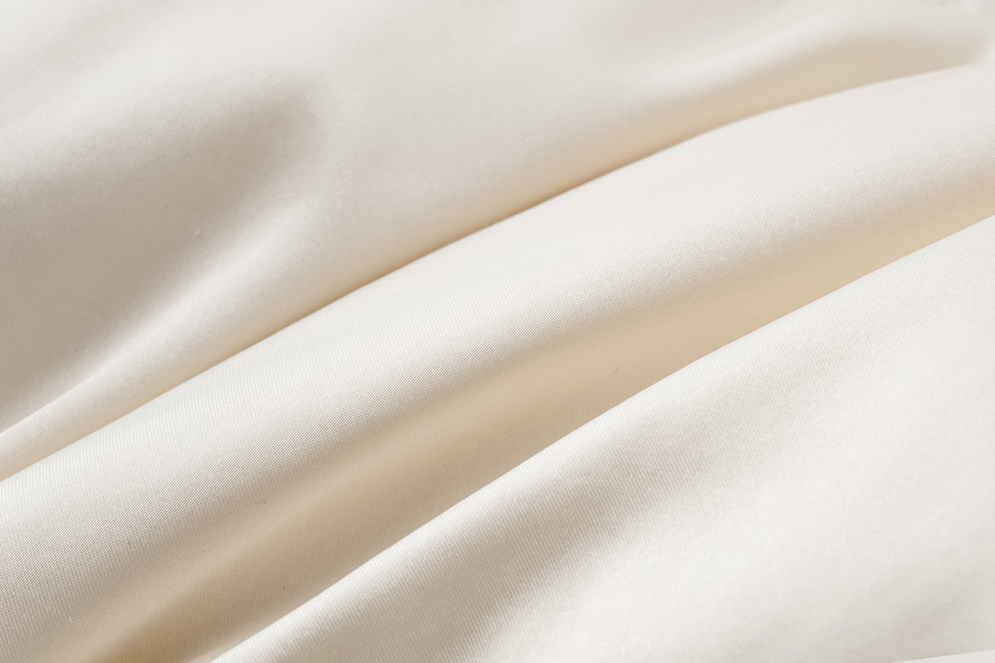 Short-Shell Silhouette White Goose Down Coat with Detachable Magnetic Collar