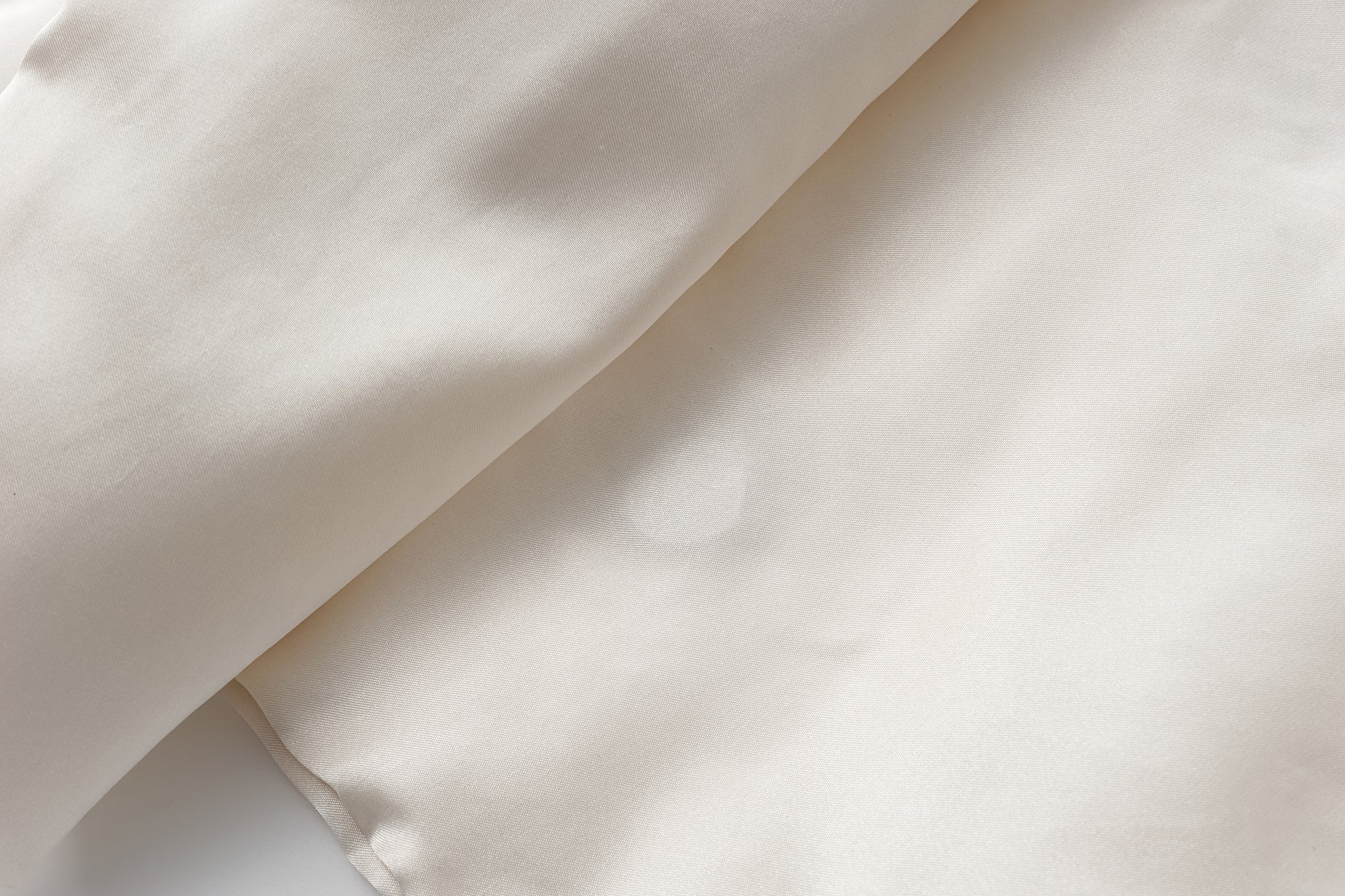 Short-Shell Silhouette White Goose Down Coat with Detachable Magnetic Collar