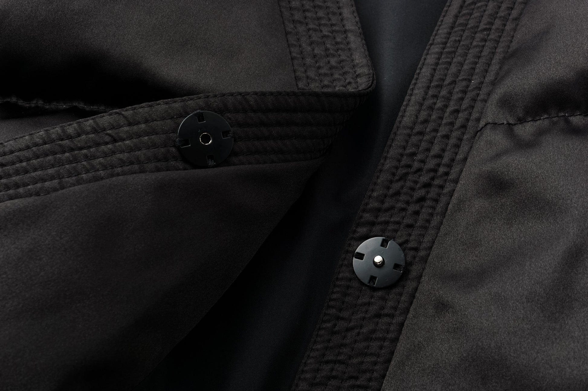 Short-Shell Silhouette White Goose Down Coat with Detachable Magnetic Collar