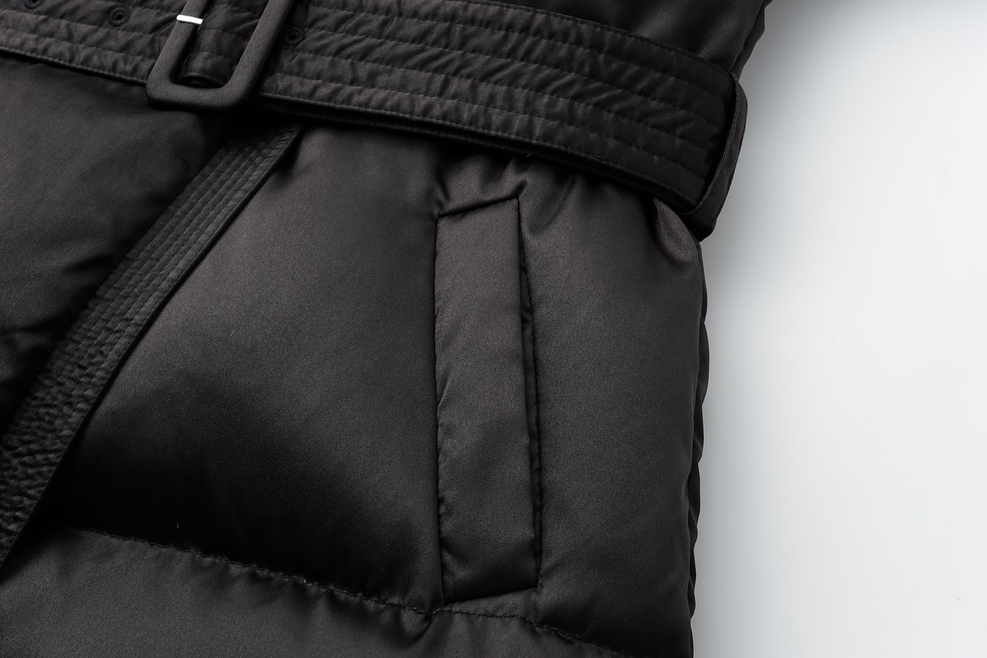 Short-Shell Silhouette White Goose Down Coat with Detachable Magnetic Collar